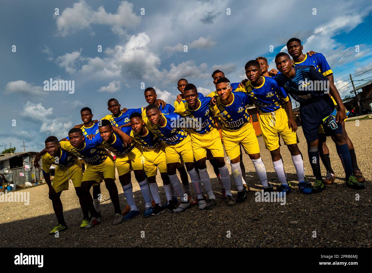 De jeunes joueurs de football afro-colombiens assument pour une ...